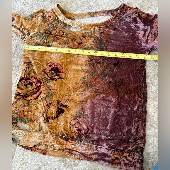 Chaser Keyhole Crushed Velvet Blouse - Picture 11 of 12